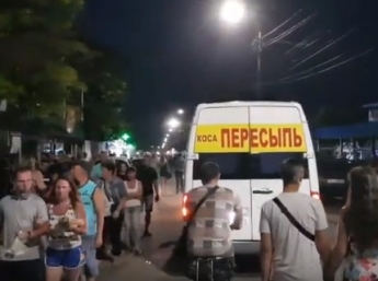 Вечерняя Кирилловка напоминает улей - прогулка по центру (видео)