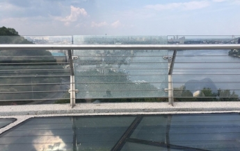 На "мосту Кличко" треснуло боковое стекло (видео)