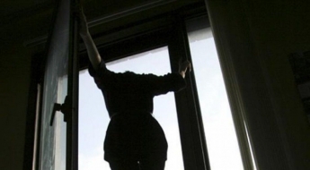 В Мелитополе женщина выбросилась из окна пятиэтажки