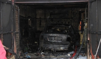 В Мелитополе в частном гараже сгорела машина