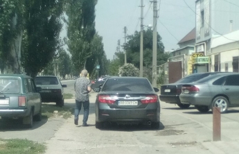 Клиенты СТО захватили тротуар на улице Мелитополя (фото)