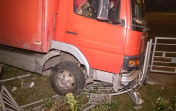 В Киеве водитель грузовика умер за рулем и въехал в забор (видео)