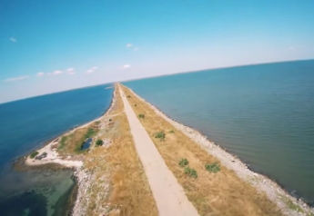 Как выглядит дорога, уходящая в море (видео)
