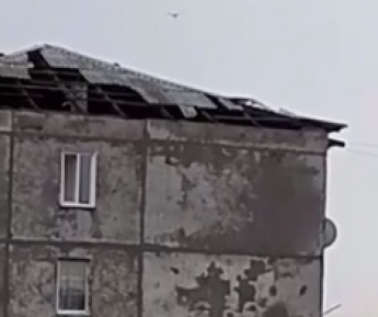 В Запорожской области во время бури пятиэтажка осталась без крыши (видео)