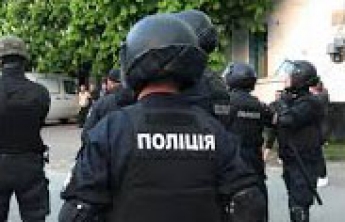 В Кирилловке полицейские готовятся штурмовать базу отдыха, где укрылись преступники