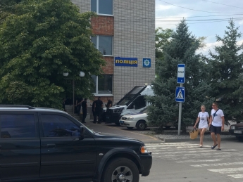 В Кирилловку стянули силы полиции. На косе Пересыпь оцепили базу отдыха (видео)