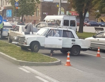 ДТП в центре Запорожья: "Жигули" занесло на разделительную полосу (Фото)