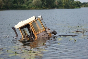 В Азовском море заметили плавающий трактор (ФОТО)
