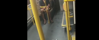 По Запорожью в автобусе разъезжает извращенец (Видео)