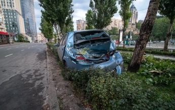 В Киеве таксист попал в ДТП из-за выбежавшего на дорогу пешехода (видео)