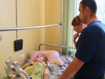 Девочка, упавшая с 9-го этажа в Запорожье продолжает бороться за жизнь