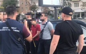 В Киеве на взятке в пять тысяч долларов задержаны два прокурора (фото)