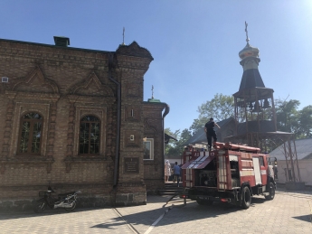 В Запорожской области спасали от огня кафедральный собор (фото, видео)