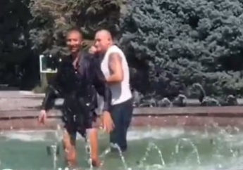 В Мелитополе двое мужчин устроили купание в свето-музыкальном фонтане (видео)