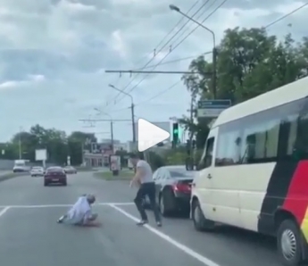 В Запорожье владелец "Лексуса" избил пожилого водителя (видео)
