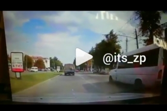 В Сети появилось видео момента наезда на пешехода автомобилем ГАЗель (видео)