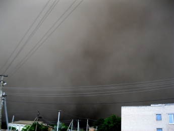 Реальный фильм ужасов. В соцсетях делятся видео пыльной бури, накрывшей Запорожскую область
