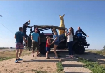 Группа неадекватных туристов устроила шабаш на кирилловском олене (видео)