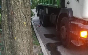 В Киеве мусоровоз раздавил мужчину. Видео