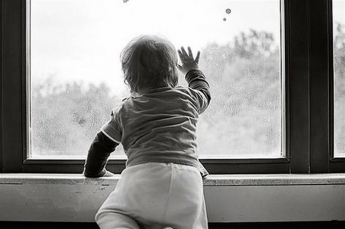 В Запорожье годовалый малыш выпал из окна