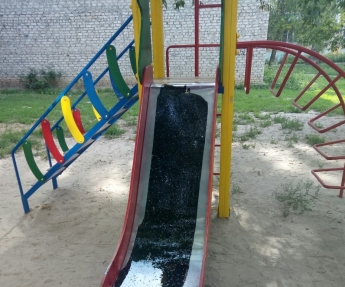 В Мелитополе неизвестные залили смолой новую детскую площадку (фото)