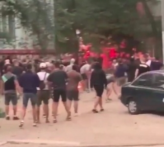 В Запорожье футбольные фанаты устроили потасовку в кафе - бросали в толпу файеры