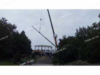 Исторические кадры, как в Мелитополе устанавливают самый высокий шпиль в Запорожской области (видео, фото)