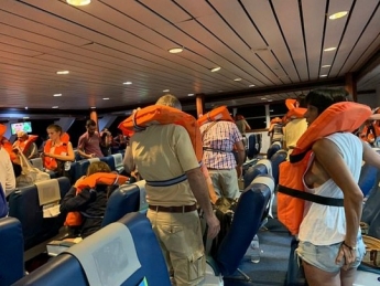Ночная эвакуация: паром с 400 туристами сел на мель у побережья Испании (видео)