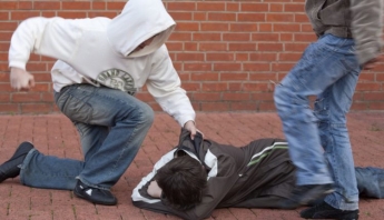 Жуткая история повторилась: в Запорожье подростки снова избили бездомного (ВИДЕО)