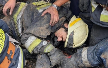 На пожаре в Днепре завалило троих спасателей (фото)