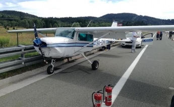 В Хорватии самолет совершил аварийную посадку на трассе (фото)