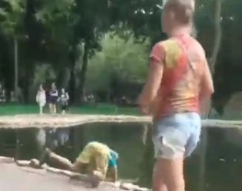 В парке мальчик устроил охоту на обитателей пруда на глазах у своей матери (видео)