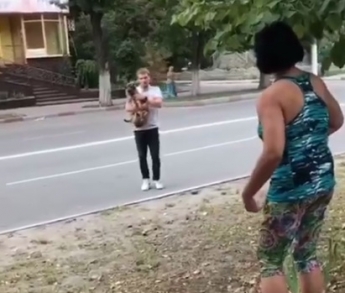 В Мелитополе странный парень с собакой на руках бросался под машины (видео)