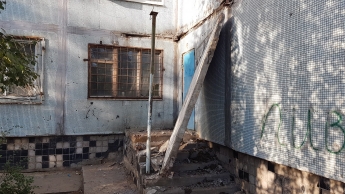 На порог дома рухнула бетонная плита (Фото)