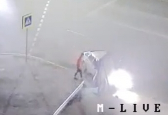 Странный маневр водителя, сбившего опору, показали на видео