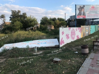 В центре Мелитополя рухнула бетонная плита, обнажив срамную сторону города (фото)