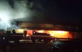 В Полтаве потушили масштабный пожар на складе Новой почты (фото)