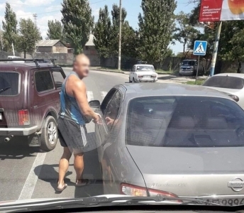 Поліція розшукала водія, який заблокував швидку допомогу у Бердянську