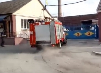 На МЭЗ, где ведут обыск силовики, заехала пожарная (видео)