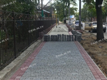 В Мелитополе в нижней части города строят новый тротуар (фото)
