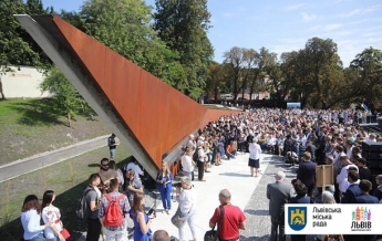 Во Львове открыли мемориал Героев Небесной сотни (фото)