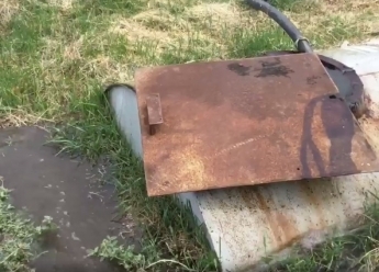 Нечистоты под ногами отдыхающих в Кирилловке сняли журналисты 112 телеканала (видео)