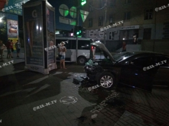 Появилось видео ДТП с участием двух иномарок в центре Мелитополя – пешеходы спасались бегством (видео)