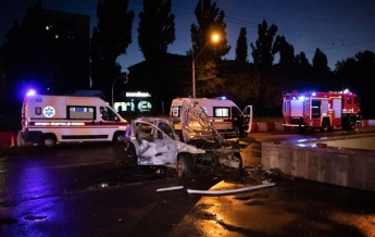 В Киеве из горящего авто достали двух человек (видео)