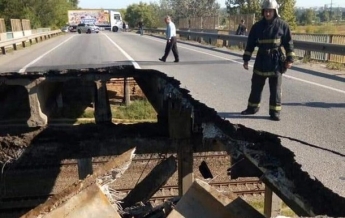 В сети показали, как авто ездят по обрушенному мосту в Харькове (видео)