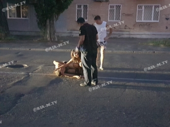 Посреди дороги в Мелитополе лежит окровавленный мужчина (фото)