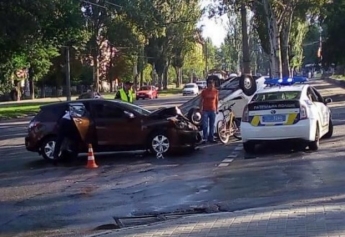 В Запорожье в результате серьезного ДТП перевернулся автомобиль (ФОТО)
