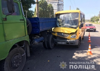 Тройное ДТП в Запорожье: семь пассажиров автобуса доставлены в больницу (ФОТО)