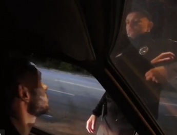Принципиальный водитель «потролил» полицейских, которые нарушают ПДД (видео)