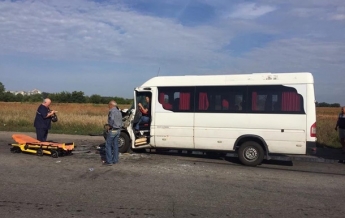 В ДТП с маршруткой на Днепропетровщине пострадали 13 человек (видео)
